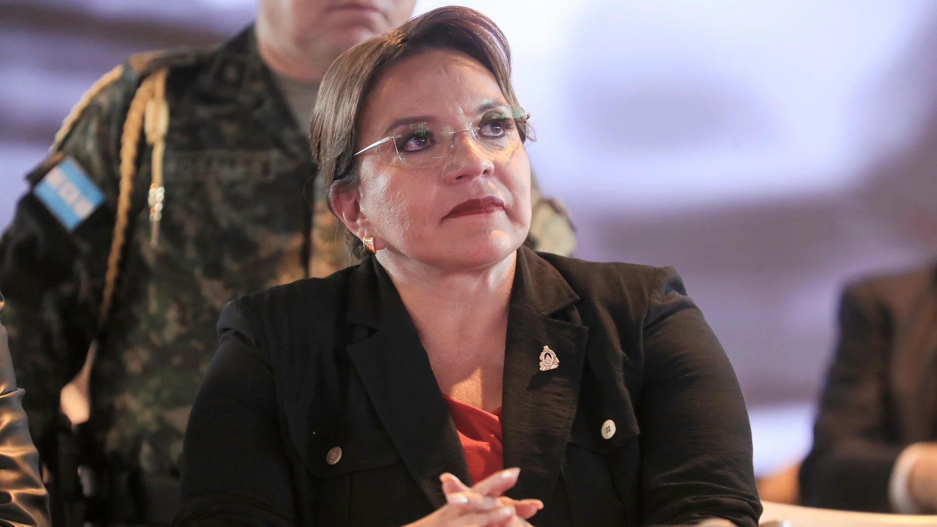AME7666. BOGOTÁ (COLOMBIA), 18/02/2025.- Fotografía de archivo fechada el 28 de junio de 2024 de la presidenta de Honduras, Xiomara Castro, participando en un acto por el aniversario 15 del golpe de Estado en Honduras, en Tegucigalpa (Honduras). Castro anunció que su gobierno ha llegado a un "acuerdo" con la Administración de los Estados Unidos para que continúe el tratado bilateral de extradición, una decisión que se produce apenas diez días antes de que finalizase el tratado tras las denunc...