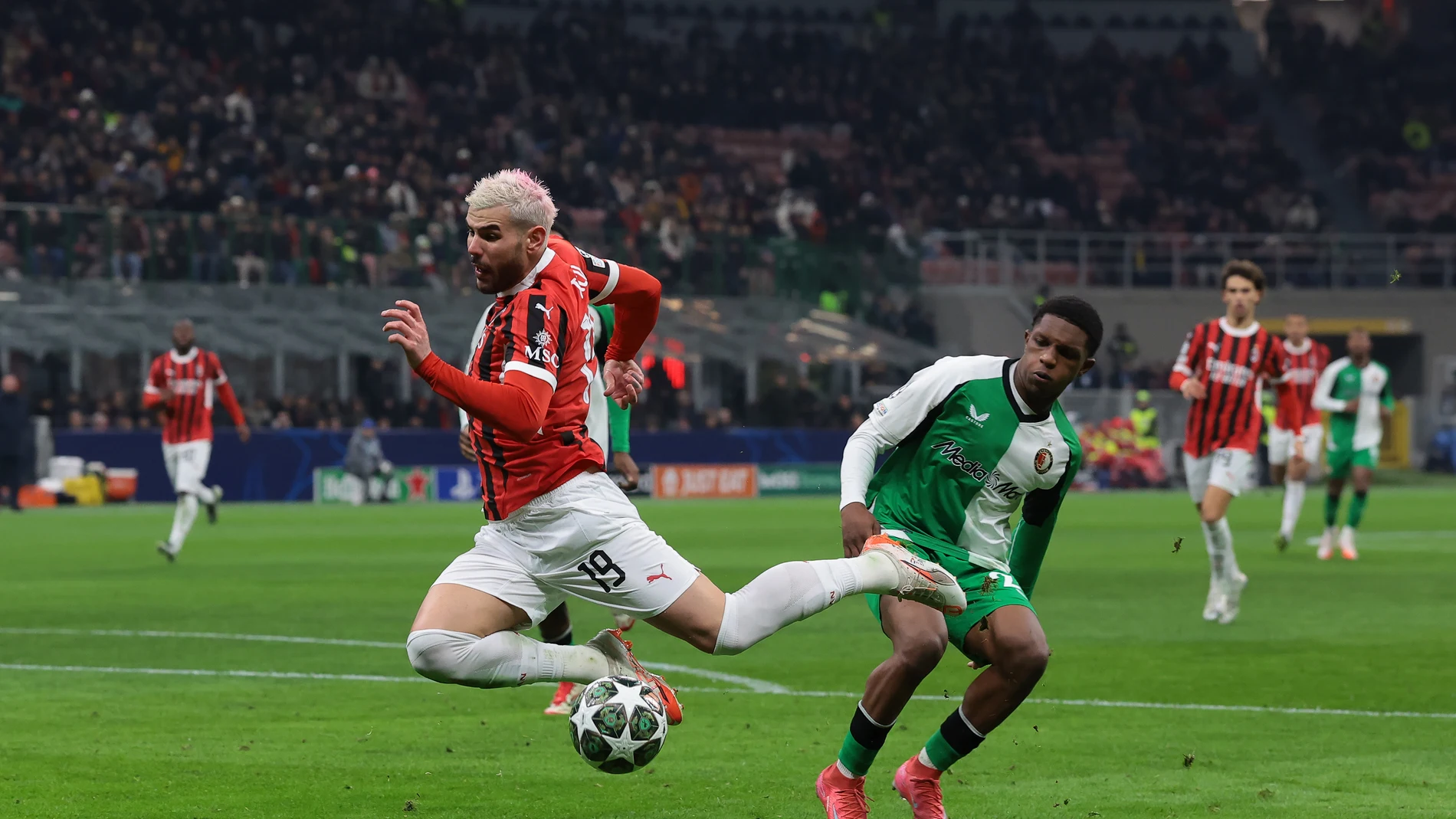 18 February 2025, Italy, Milan: Milan's Theo Hernandez and Feyenoord's Givairo Read battle for the ball during the UEFA Champions League layoff second leg soccer match between AC Milan and Feyenoord at the San Siro stadium. Photo: Jonathan Moscrop/CSM via ZUMA Press Wire/dpa Jonathan Moscrop/CSM via ZUMA Pr / DPA 18/02/2025 ONLY FOR USE IN SPAIN
