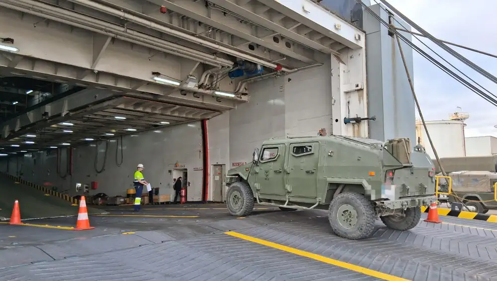 Un Vamtac del Ejército de Tierra embarca en el buque Ysabel rumbo a Almería