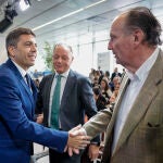 El presidente Mazón saluda al presidente de la Cámara de Comercio de Valencia, José Vicente Morata ante la mirada de Salvador Navarro (CEV)
