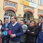El secretario general del PP andaluz, Antonio Repullo, junto a los alcaldes populares malagueños
