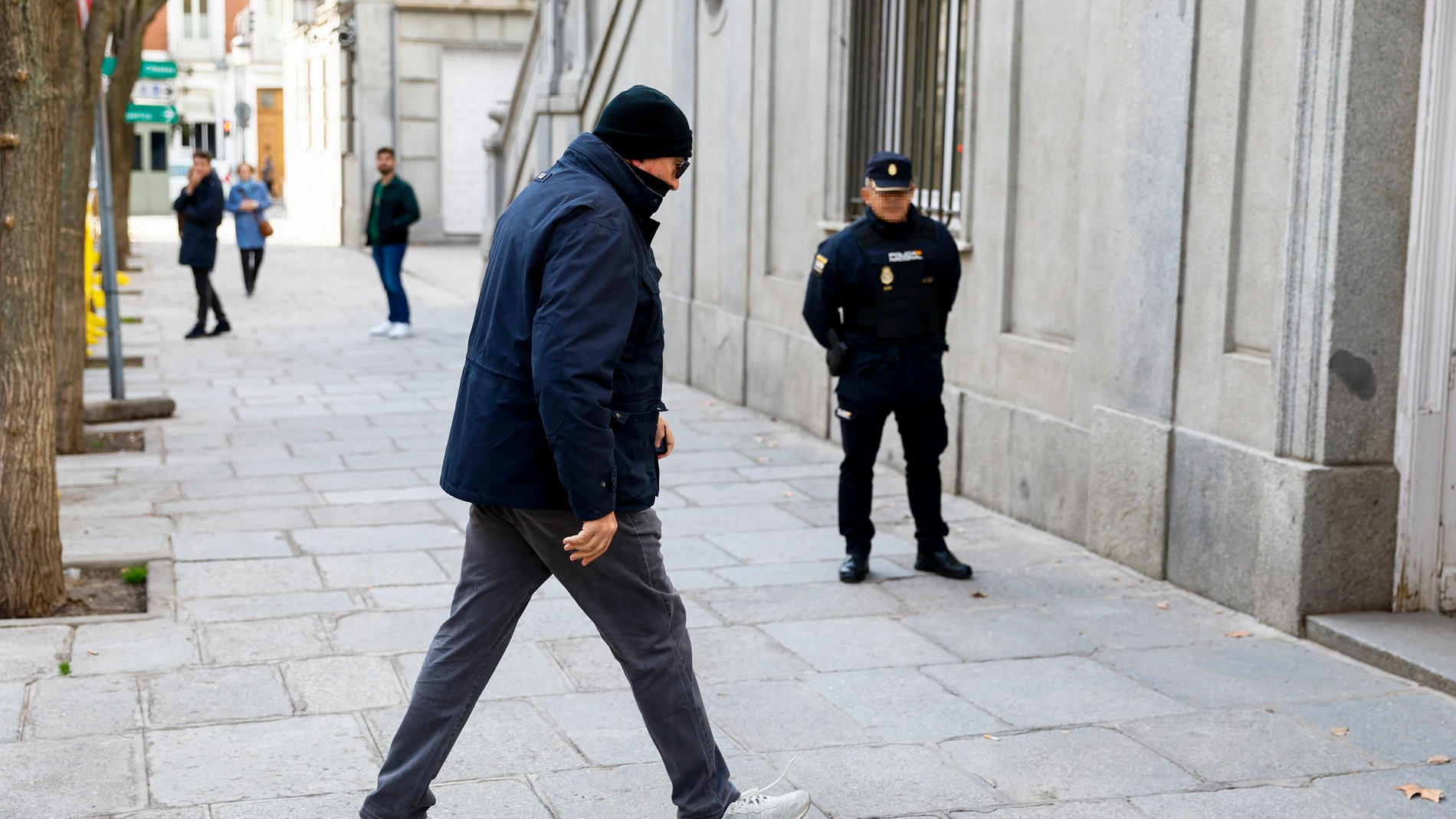 MADRID, 18/02/2025.- Koldo García, exasesor del exministro José Luis Ábalos, llega al Tribunal Supremo para someterse a una prueba caligráfica con el objetivo de cotejar si es su letra la que aparece en unos documentos con los que el empresario Víctor de Aldama sembró dudas sobre obras supuestamente amañadas, este martes. EFE/ Rodrigo Jimenez
