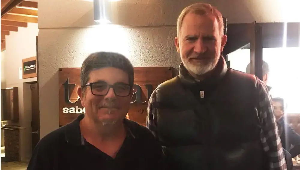 El Rey Felipe VI en el restaurante Tanau Sabor Gastrobar de Baqueira, junto al dueño del local