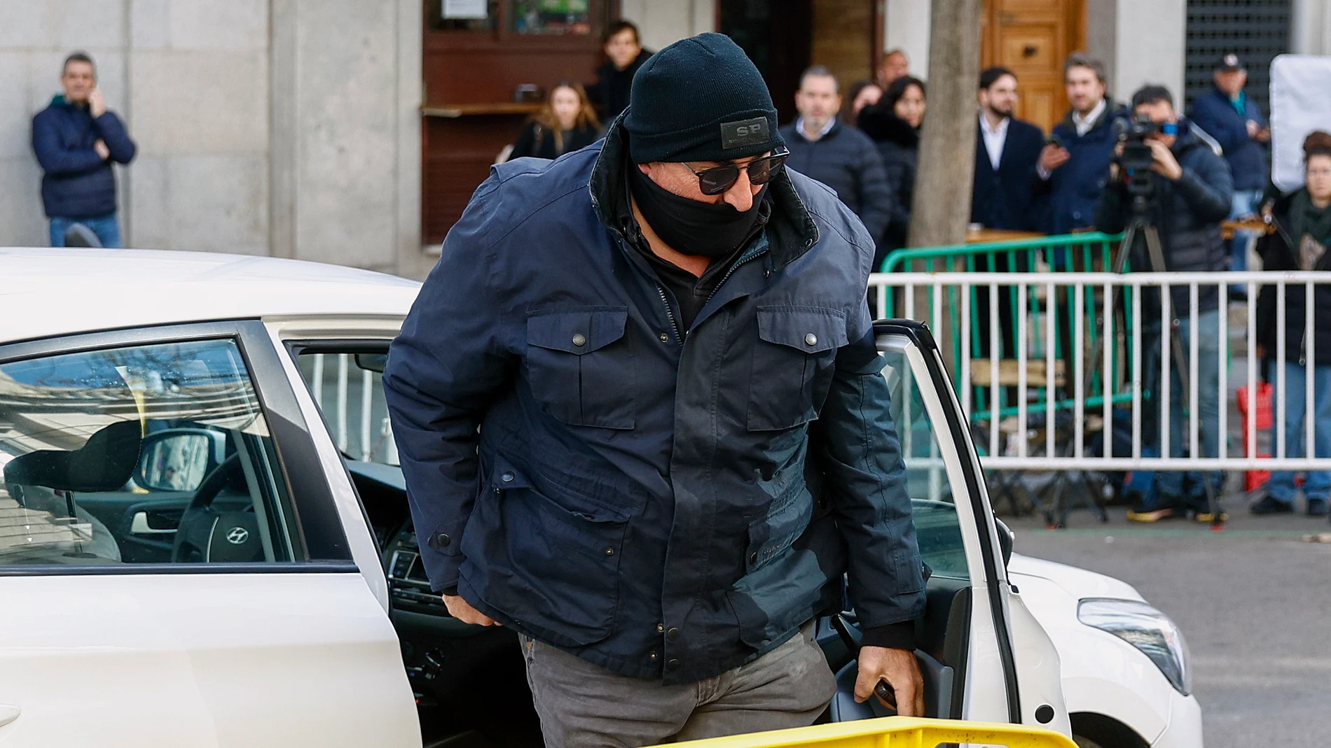 MADRID, 18/02/2025.- Koldo García, exasesor del exministro José Luis Ábalos, llega al Tribunal Supremo para someterse a una prueba caligráfica con el objetivo de cotejar si es su letra la que aparece en unos documentos con los que el empresario Víctor de Aldama sembró dudas sobre obras supuestamente amañadas, este martes. EFE/ Rodrigo Jimenez