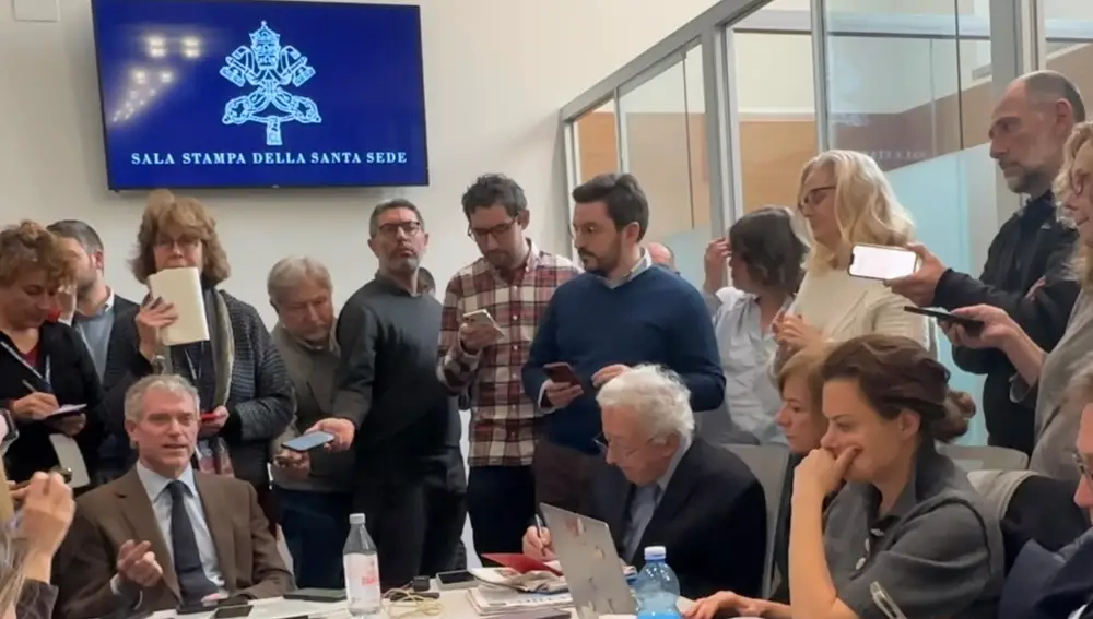 Matteo Bruni, Director de la Sala de Prensa de la Santa Sede comentando con la prensa acreditada el estado actual del Papa Francisco. 18 de Febrero 13.00 hrs.