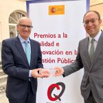 Javier Iglesias, presidente de la Diputación de Salamanca, posa con el premio junto al diputado de Retgsa y alcalde de Ciudad Rodrigo, Marcos Iglesias