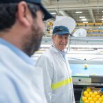 El líder del PP, Alberto Núñez Feijóo, junto al presidente de Murcia, Fernando López Miras en una empresa de cítricos en Murcia.