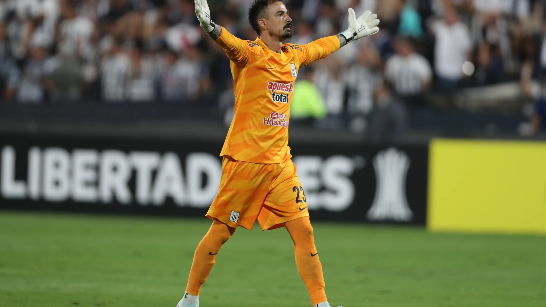 AMDEP2654. LIMA (PERÚ), 18/02/2025.- El portero de Alianza Guillermo Viscarra celebra un gol de Pablo Ceppelini este martes, en un partido de la segunda ronda de la Copa Libertadores entre Alianza Lima y Boca Juniors en el estadio Alejandro Villanueva en Lima (Perú). EFE/ Paolo Aguilar