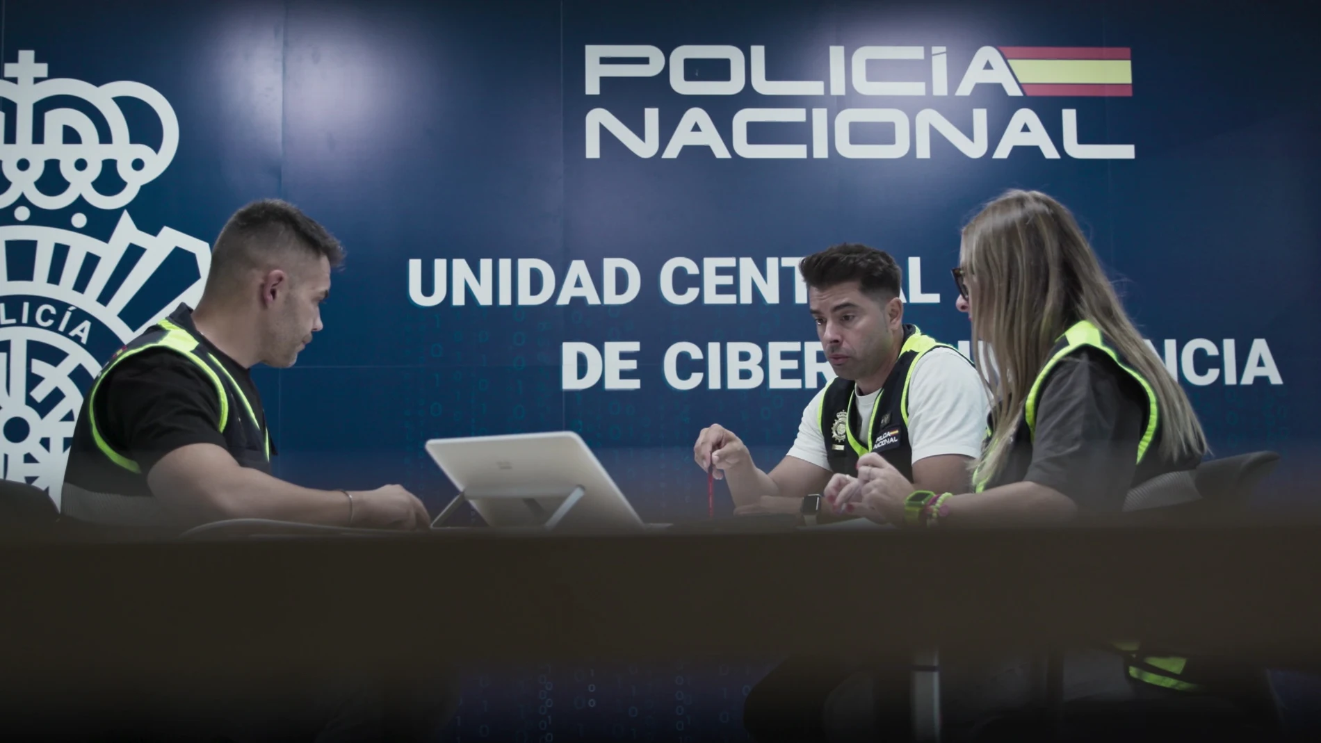 Varios profesionales de la Unidad Central de Ciberdelincuencia (UCC) debaten sobre uno de los casos que aparecen en la serie