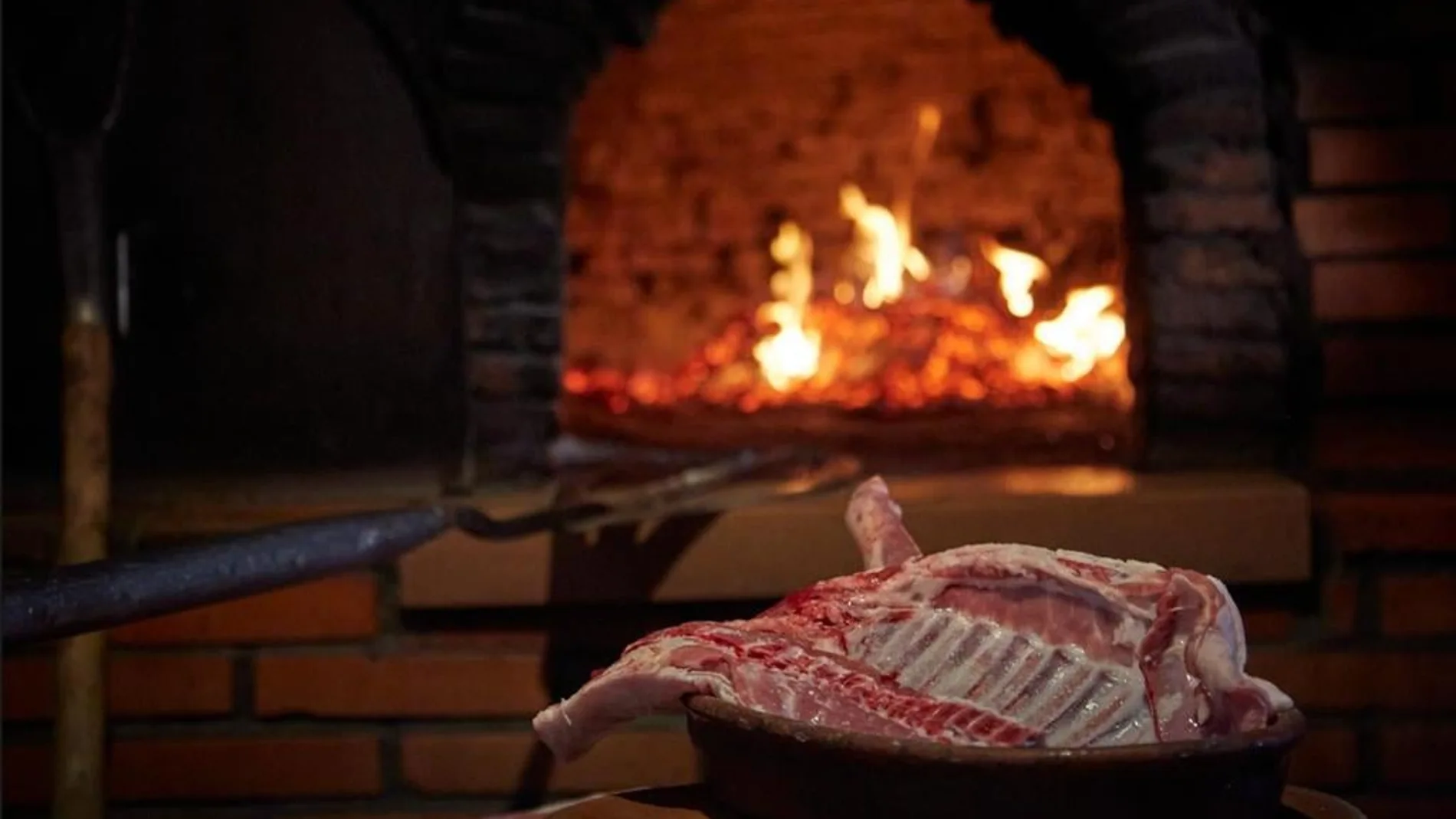 Preparación de lechazo en El Soportal de Pedraza