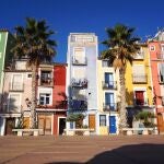 Imagen de las pintorescas casas de colores de La Vila Joiosa, ubicadas en el paseo marítimo, frente a la playa centro