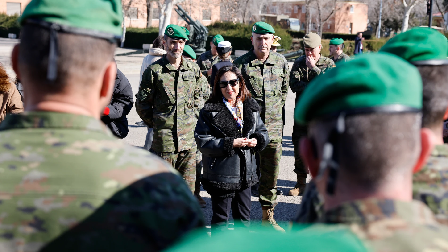 Margarita Robles charla con un grupo de militares en Almería