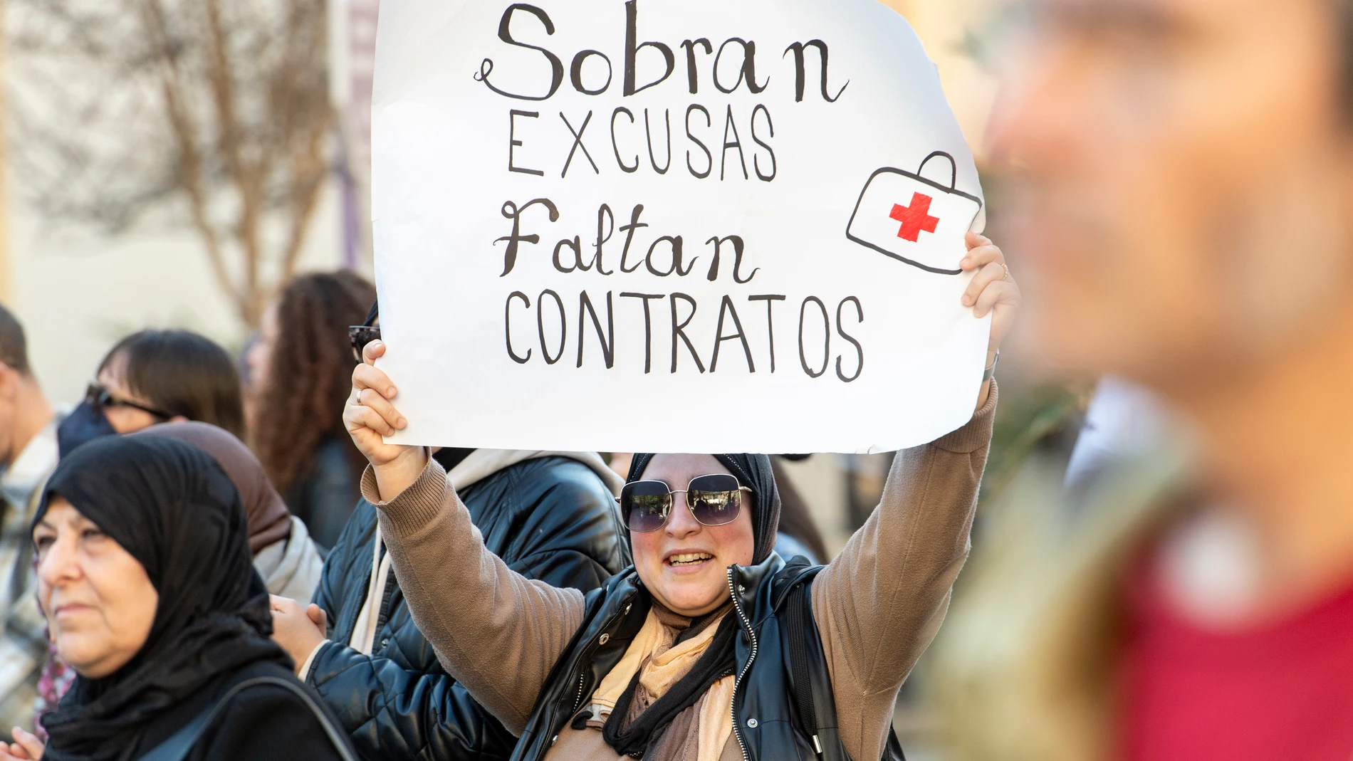 Decenas de personas durante una manifestación para exigir una sanidad digna, a 19 de febrero de 2025, en Ceuta (España). Cerca de 200 personas se han concentrado para exigir una sanidad pública y digna, reclamando la implicación de todos los partidos políticos, sin distinción ideológica. La movilización comenzó frente al Ayuntamiento y avanzó hasta la Delegación del Gobierno, donde los manifestantes corearon consignas como “No nos mires, únete” y “Sanidad pública y digna ya”. A medida que ava...