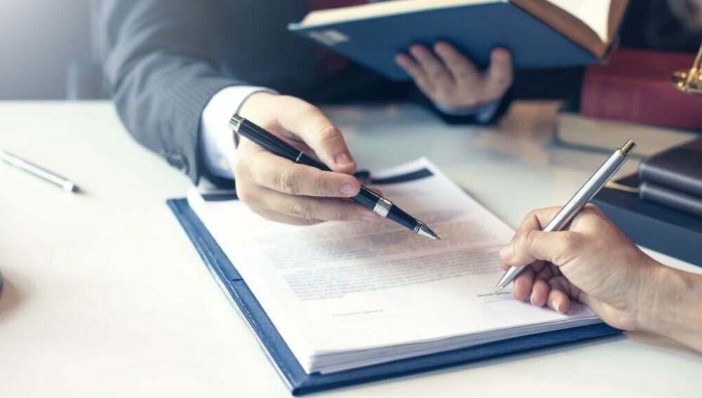 Una persona firmando una herencia