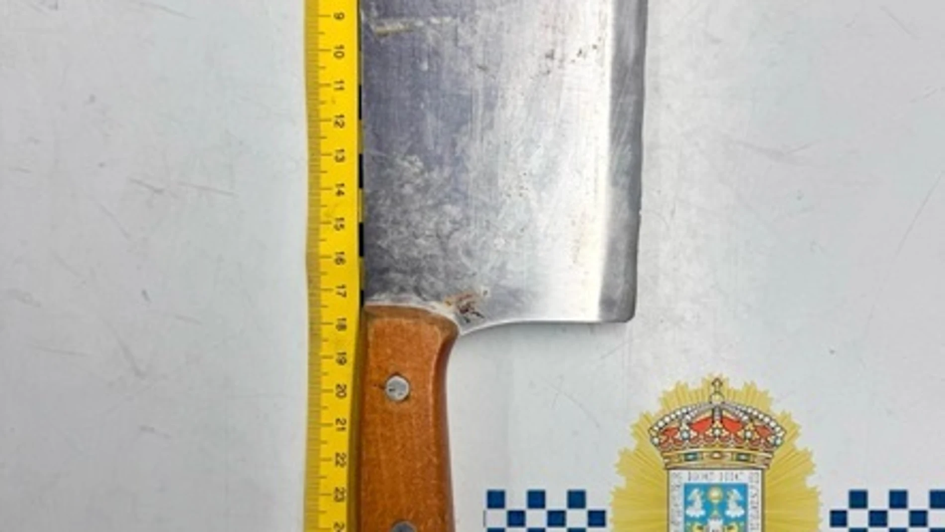 Cuchillo carnicero interceptado por la Policía Local a una mujer detenida por amenazar a viandantes. REMITIDA / HANDOUT por POLICÍA LOCAL Fotografía remitida a medios de comunicación exclusivamente para ilustrar la noticia a la que hace referencia la imagen, y citando la procedencia de la imagen en la firma 19/02/2025