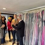 El alcalde de Lorca, Fulgencio Gil (c), y la consejera de Empresa, Marisa López Aragón (i), en una visita a la sede de Morilee en Lorca