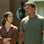 Dos de los protagonistas de la serie "Reacher"