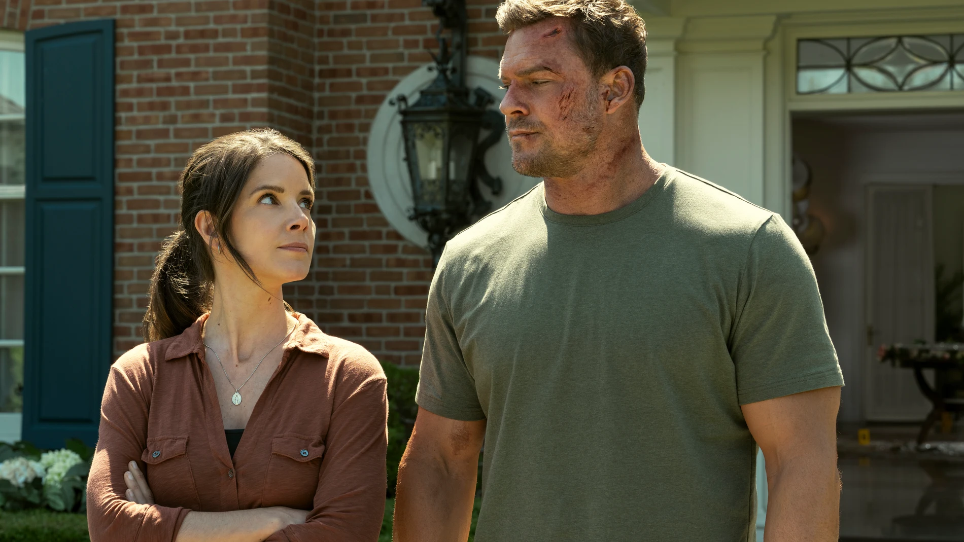 Dos de los protagonistas de la serie "Reacher"