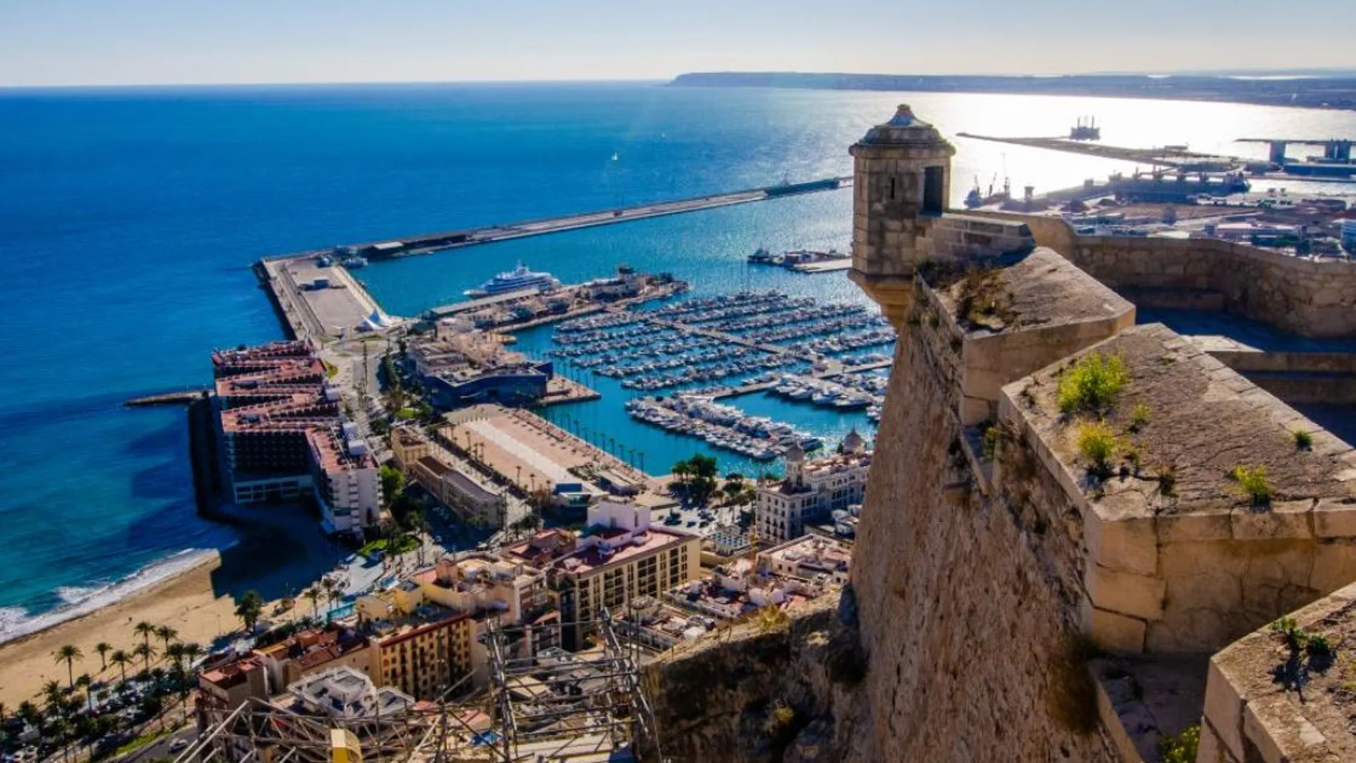 Vista del puerto de Alicante