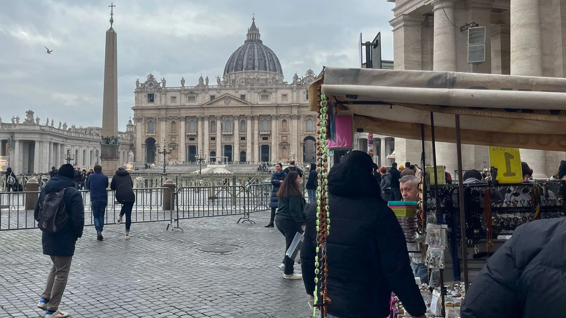 CIUDAD DEL VATICANO, 19/02/2025.- Ubicada a poco más de 4 kilómetros del Hospital Gemelli, donde el papa Francisco permanece ingresado desde hace seis días con una neumonía bilateral, la vida en la Plaza de San Pedro, centro la cristiandad y objetivo de muchos visitantes que llegan a Roma, transcurre con normalidad. Con todas las miradas fijas en el hospital, al que decenas de fieles se acercan a poner velas y mensajes de cariño para el pontífice, en la Ciudad del Vaticano, el epicentro de la...