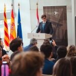 El presidente de la Generalitat, Salvador Illa, durante su conferencia 'Catalunya lidera. Una Europa de prosperidad compartida' en el College of Europe de Brujas (Bélgica)