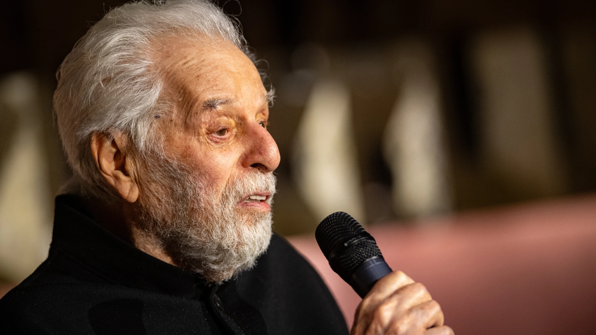 El artista Alejandro Jodorowsky durante la proyección de su película 'Psicomagia: un arte para sanar', en los cines Mooby Aribau, a 19 de febrero de 2025, en Barcelona, Catalunya (España). Jodorowsky es una de las personalidades más polifacéticas del siglo XX; escritor, filósofo, poeta, ensayista, guionista de cómics, dramaturgo, cineasta, psicomago, experto en el tarot y por encima de todo sanador. Artista de culto en sus comienzos, Alejandro Jodoroswky ha llegado a conquistar el interés del...