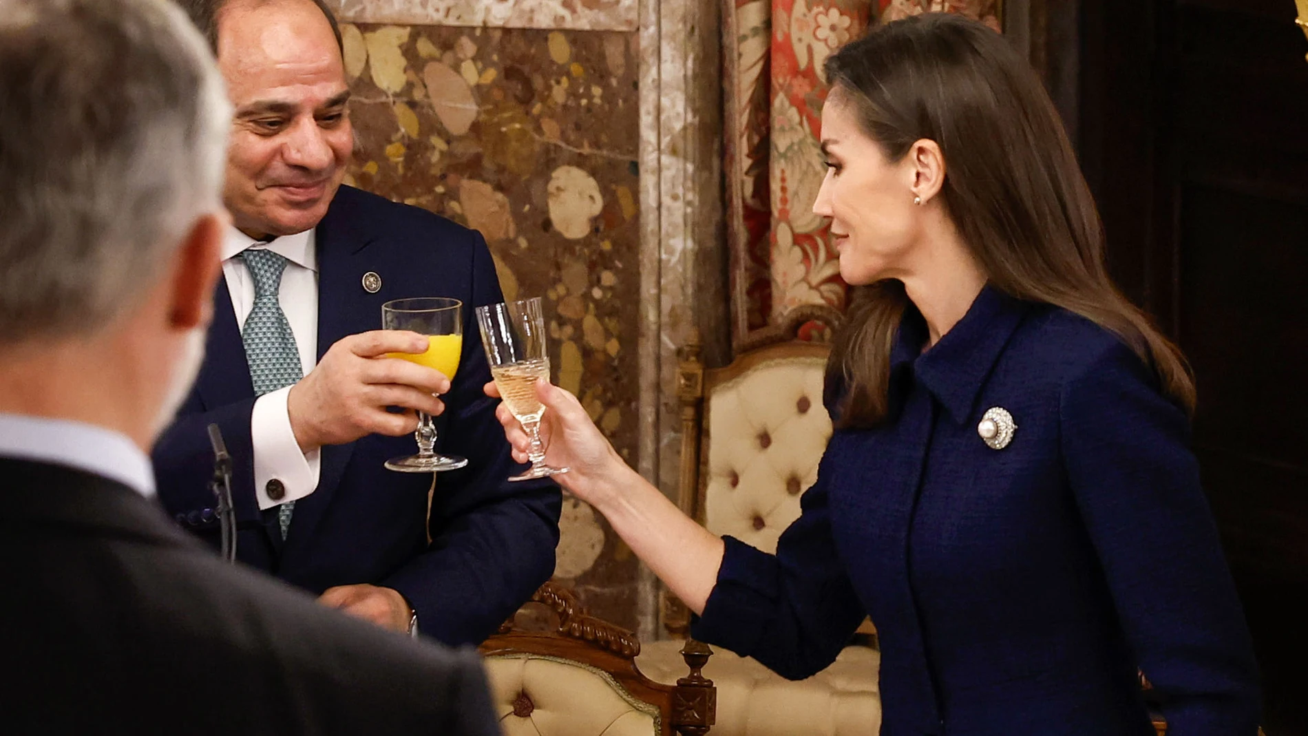 MADRID, 19/02/2025.- La reina Letizia brinda con el presidente de Egipto, Abdelfatah al Sisi, durante el almuerzo ofrecido por los Reyes al mandatario egipcio, este miércoles en el Palacio Real de Madrid. EFE/ Chema Moya/POOL