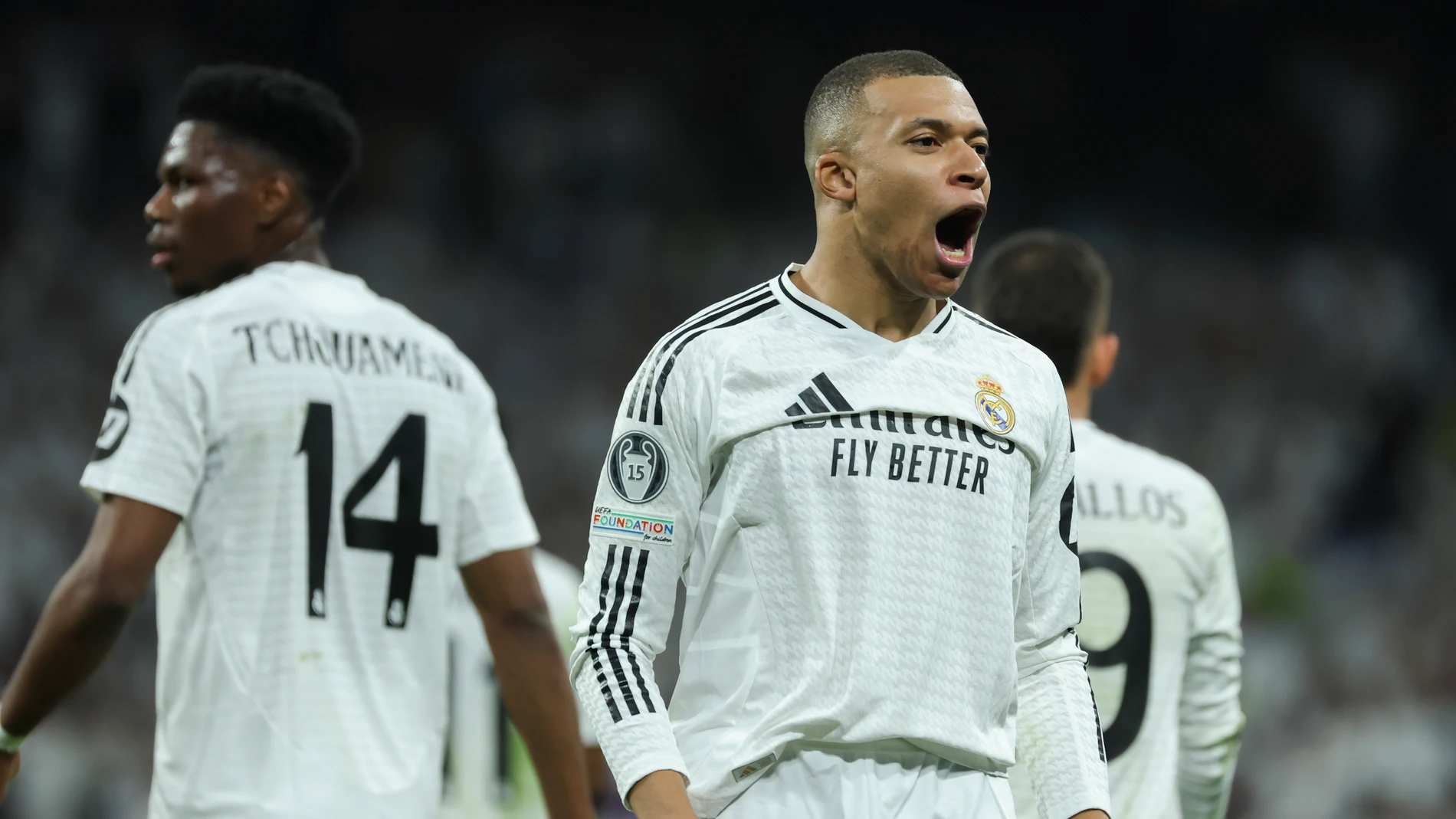 MADRID, 19/02/2025.- El delantero francés del Real Madrid Kylian Mbappé (d) celebra el segundo gol de su equipo durante el partido de vuelta de la eliminatoria previa a los octavos de final de la Liga de Campeones que Real Madrid y Manchester City disputan hoy miércoles en el estadio Santiago Bernabéu. EFE/Kiko Huesca