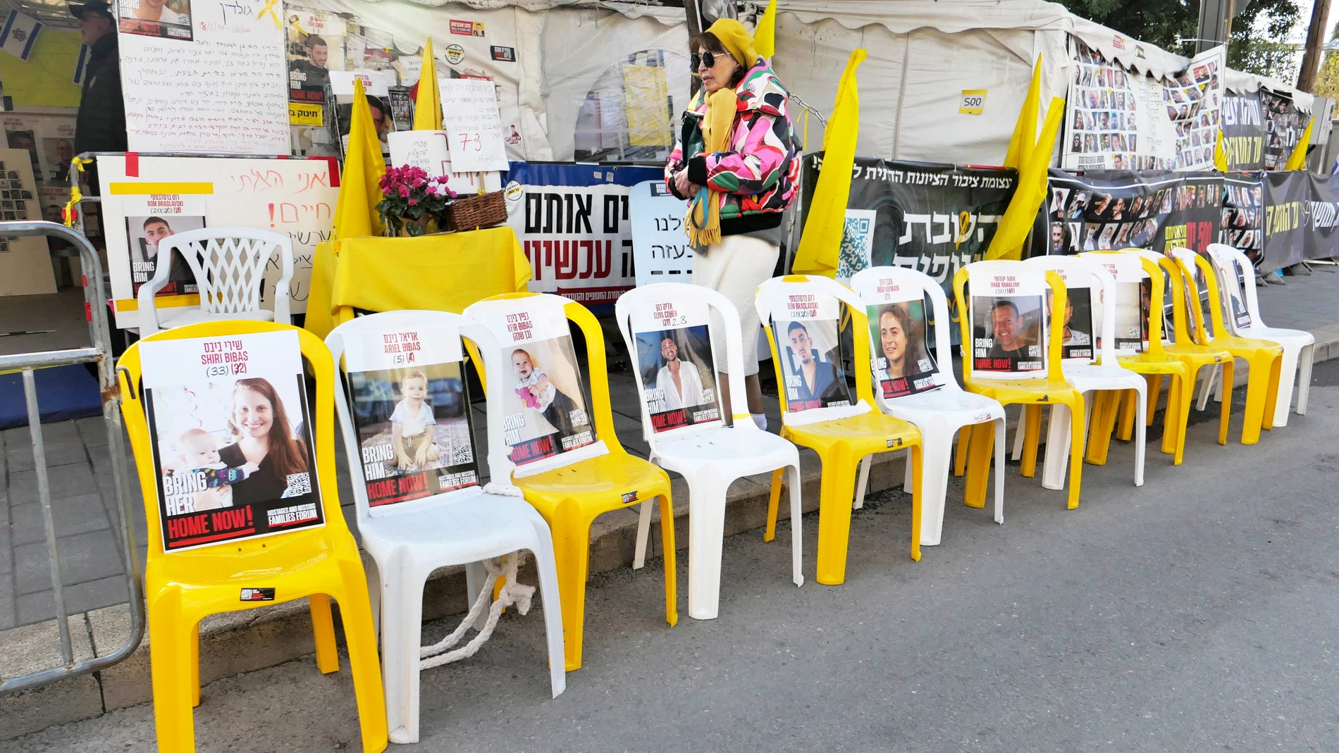 Jerusalem (-), 19/02/2025.- A woman walks next to posters of Israeli hostages at a protest camp of hostages' families near Prime Minister Netanyahu's residence in Jerusalem, 19 February 2025. Hamas announced that the bodies of Shiri Bibas and her toddler sons, Ariel and Kfir, along with another dead hostage, would return to Israel in coffins on 20 February. According to Israel's military, around 100 Israeli hostages remain in captivity in the Gaza Strip, including the bodies of at least 33 co...