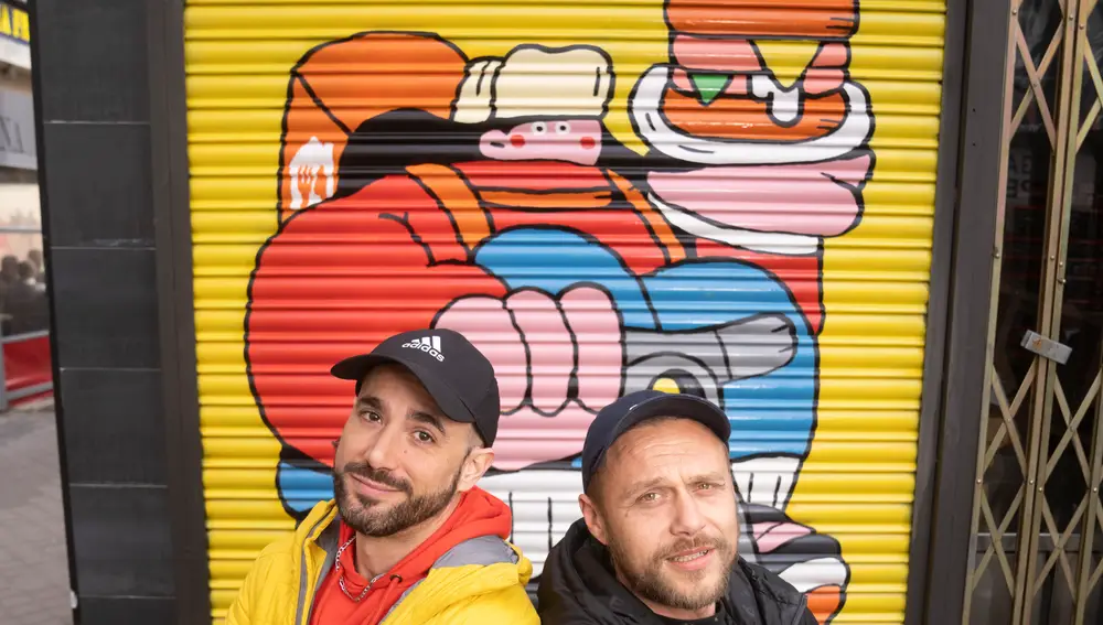 Propietario de Lola´s Burger junto al artista que ha pintado su cierre en una campaña de Just Eat. David Jar