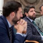 Antelo (d) pone una nueva exigencias al Gobierno de López Miras (c) en la aprobación del Presupuesto