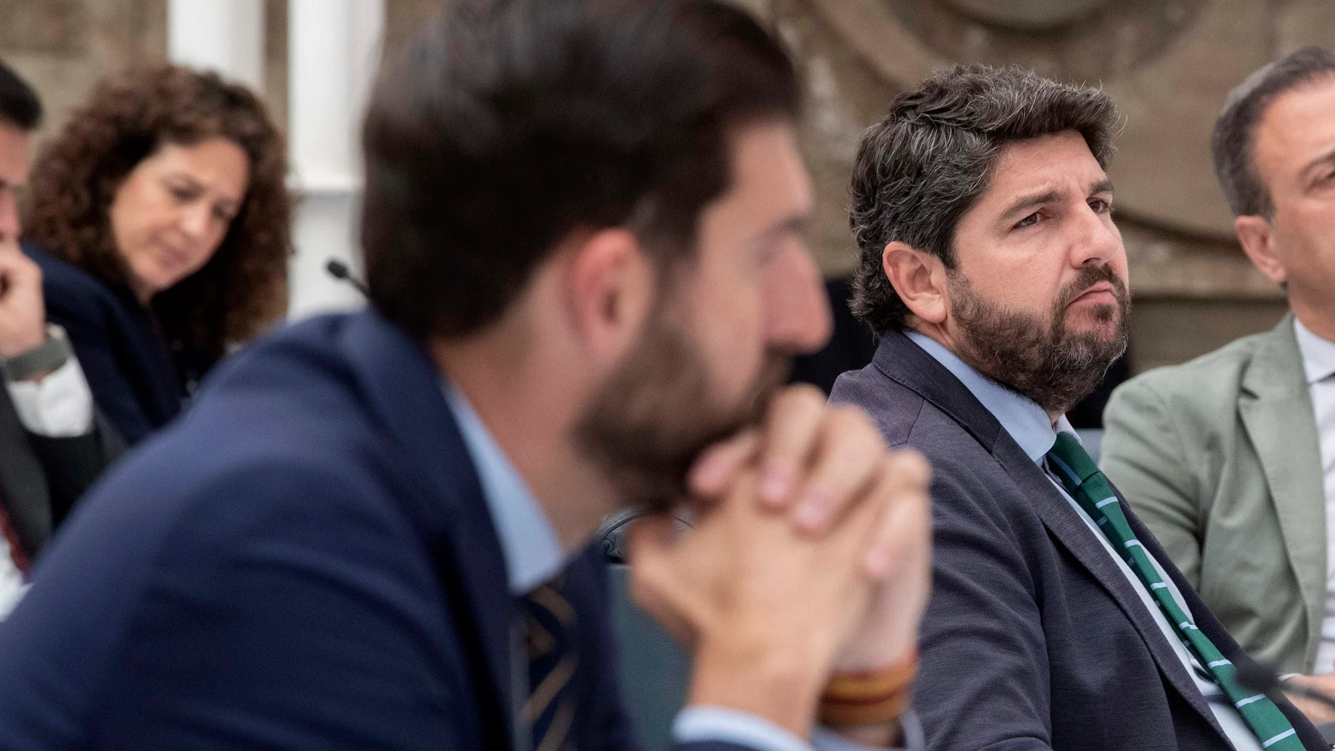 Antelo (d) pone una nueva exigencias al Gobierno de López Miras (c) en la aprobación del Presupuesto