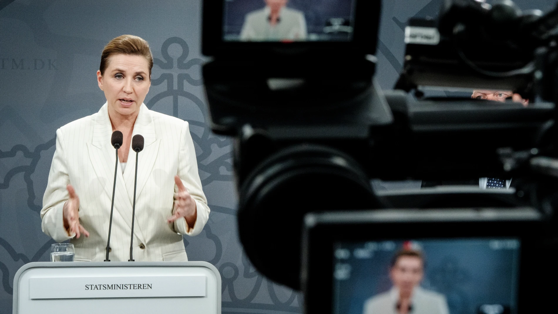 Copenhagen (Denmark), 19/02/2025.- Denmark Prime Minister Mette Frederiksen speaks during a press conference on strengthening the defense's combat power in the Mirror Hall at the Prime Minister's Office in Copenhagen, Denmark, 19 February 2025. At the press conference, the government presents a fund totaling 50 billion kroner to finance a military buildup in 2025 and 2026. (Dinamarca, Copenhague) EFE/EPA/MADS CLAUS RASMUSSEN DENMARK OUT