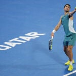 Alcaraz se dispone a ejecutar un servicio en el torneo de Qatar