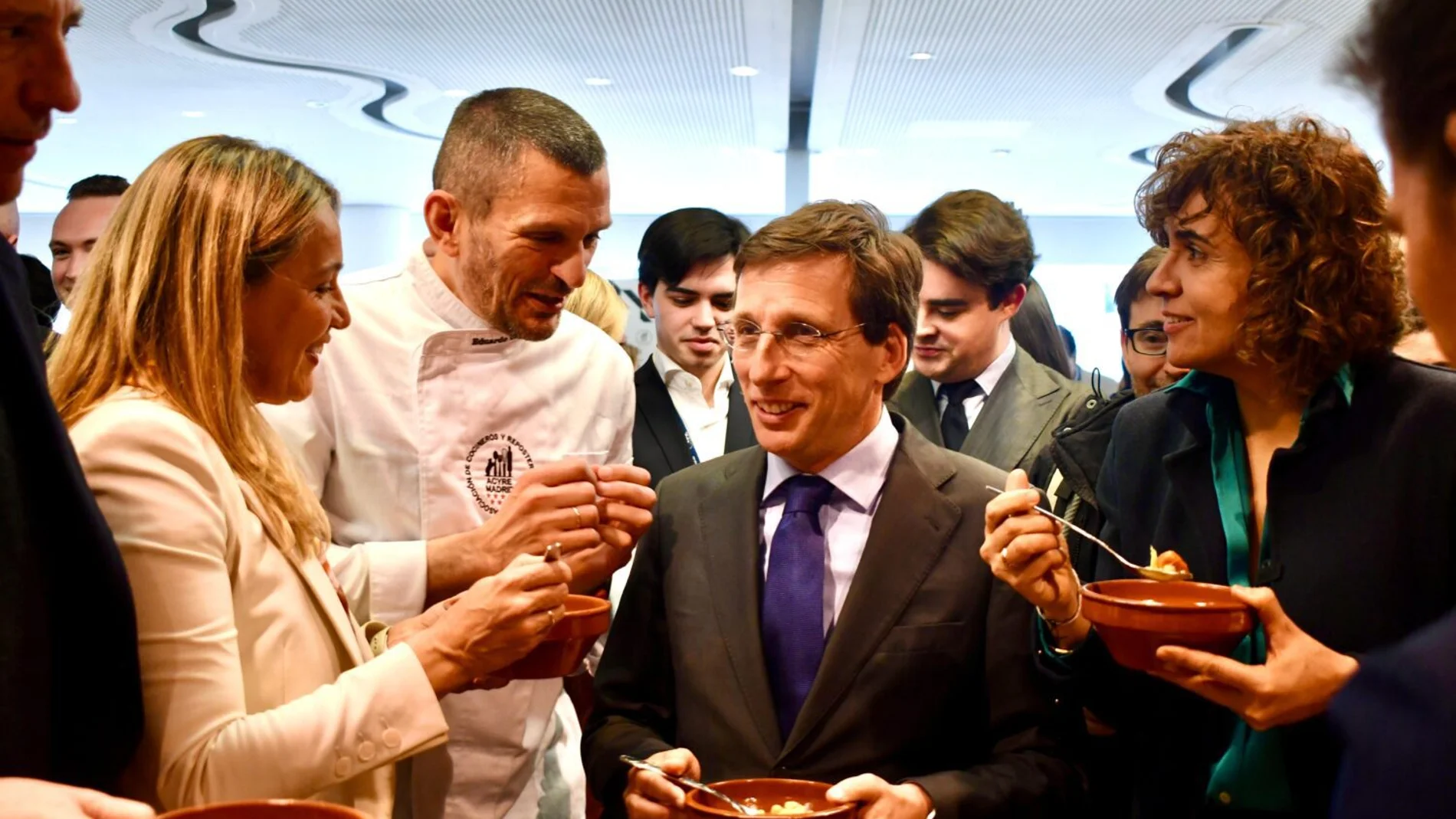 Almeida con Metsola, entre otros, en el Parlamento europeo comiendo cocido