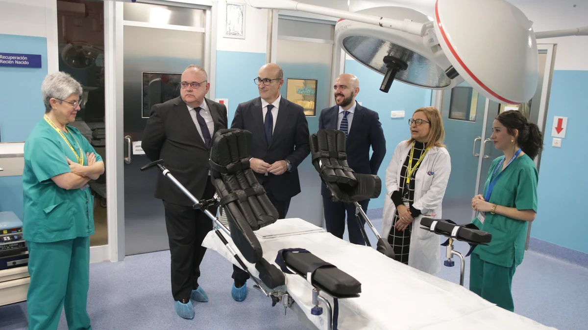 Alejandro Vázquez durante una visita el complejo asistencial de Zamora