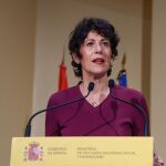 Economía.- Elma Saiz pide "coherencia" con el IRPF y el SMI: "Esa cantidad ya tributaba, con el PP todavía más"