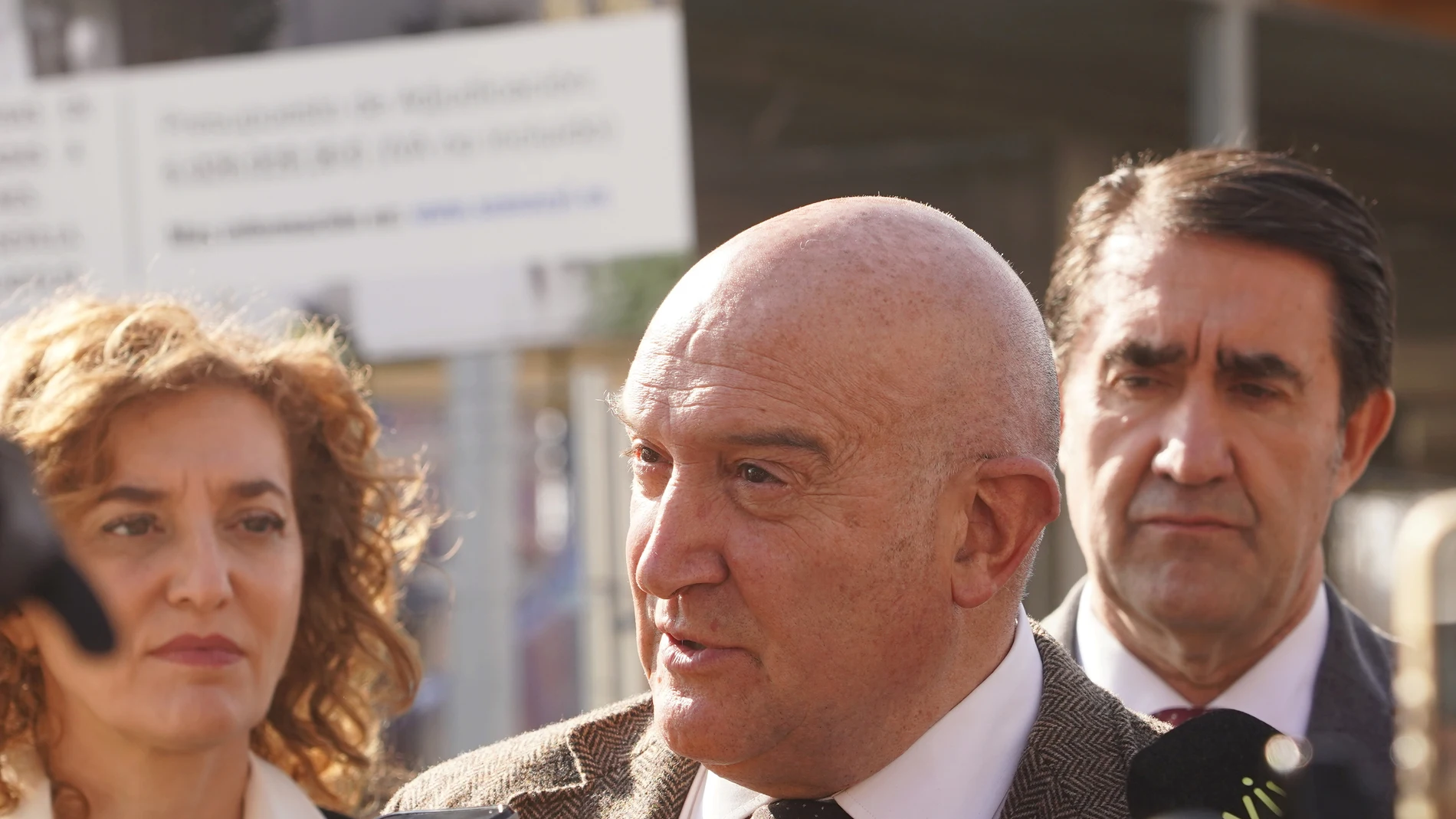 Jesús Julio Carnero atendiendo a los medios de comunicación
