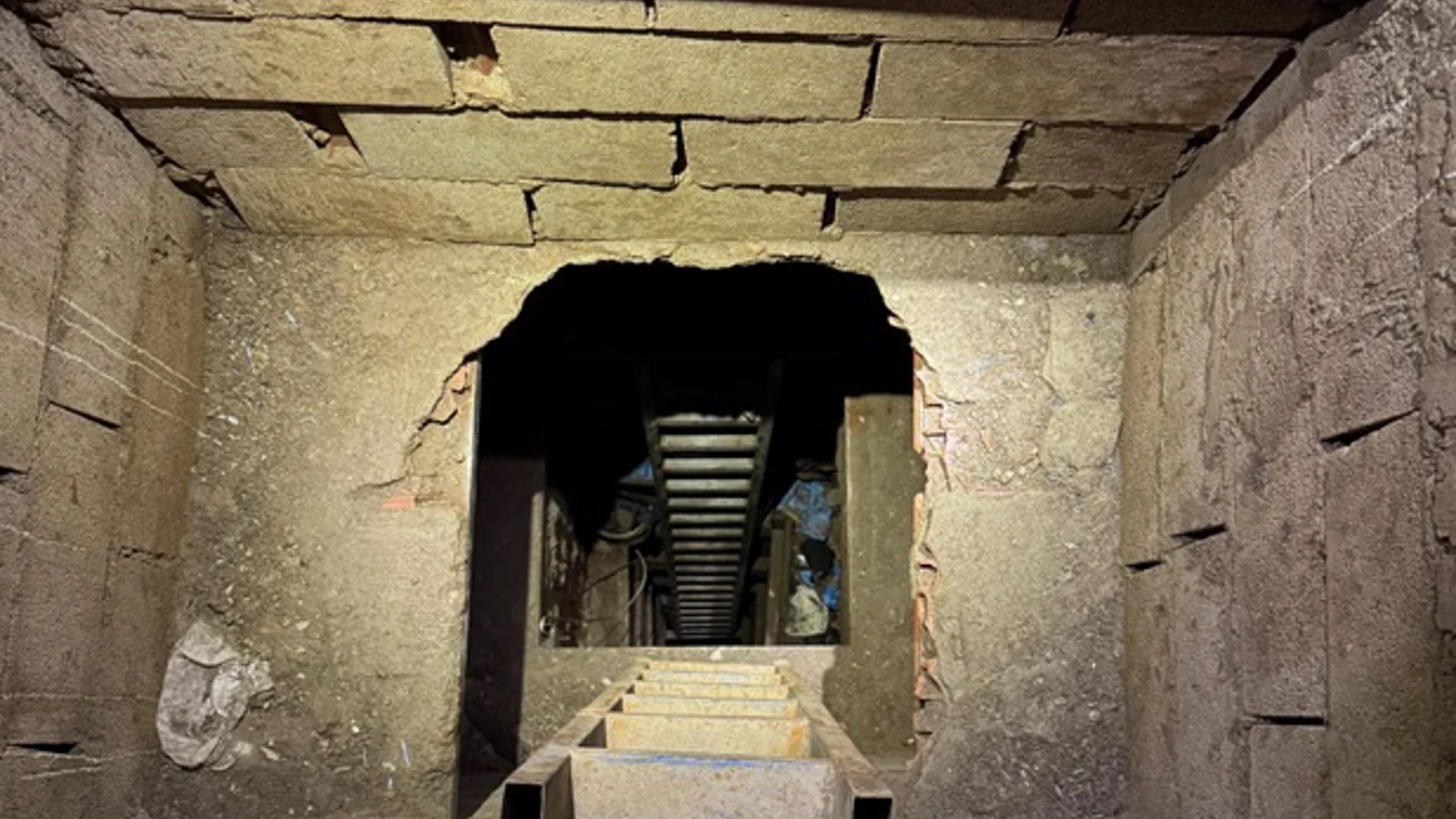 Sucesos.- La Guardia Civil inspecciona el 'narcotúnel' de Ceuta con 50 metros de galerías y 40 centímetros de ancho