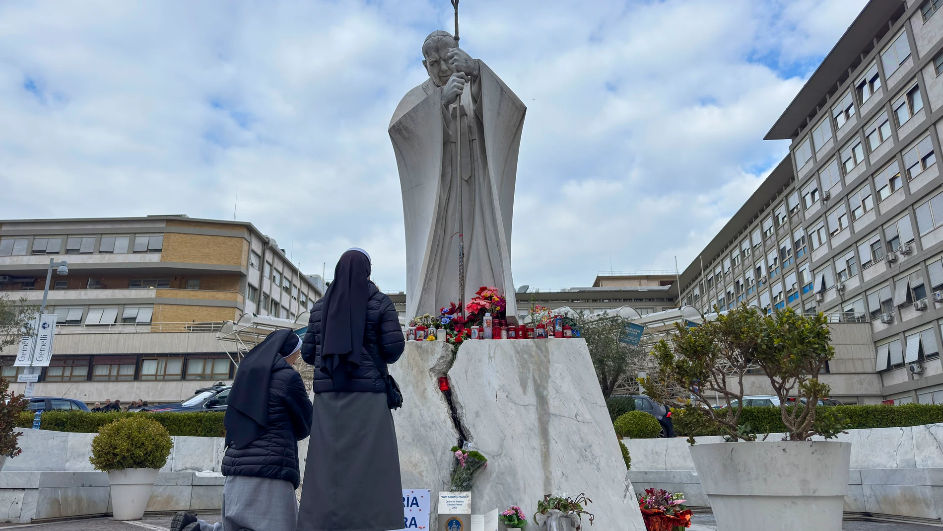 ROMA , 20/02/2025.- Un altar improvisado dedicado al papa Francisco a las puertas del hospital Gemelli de Roma, donde permanece ingresado desde hace casi una semana, se ha convertido en centro de peregrinación de decenas de católicos que se acercan a rezar y mostrar su cariño al pontífice. EFE/ Daniel Cáceres
