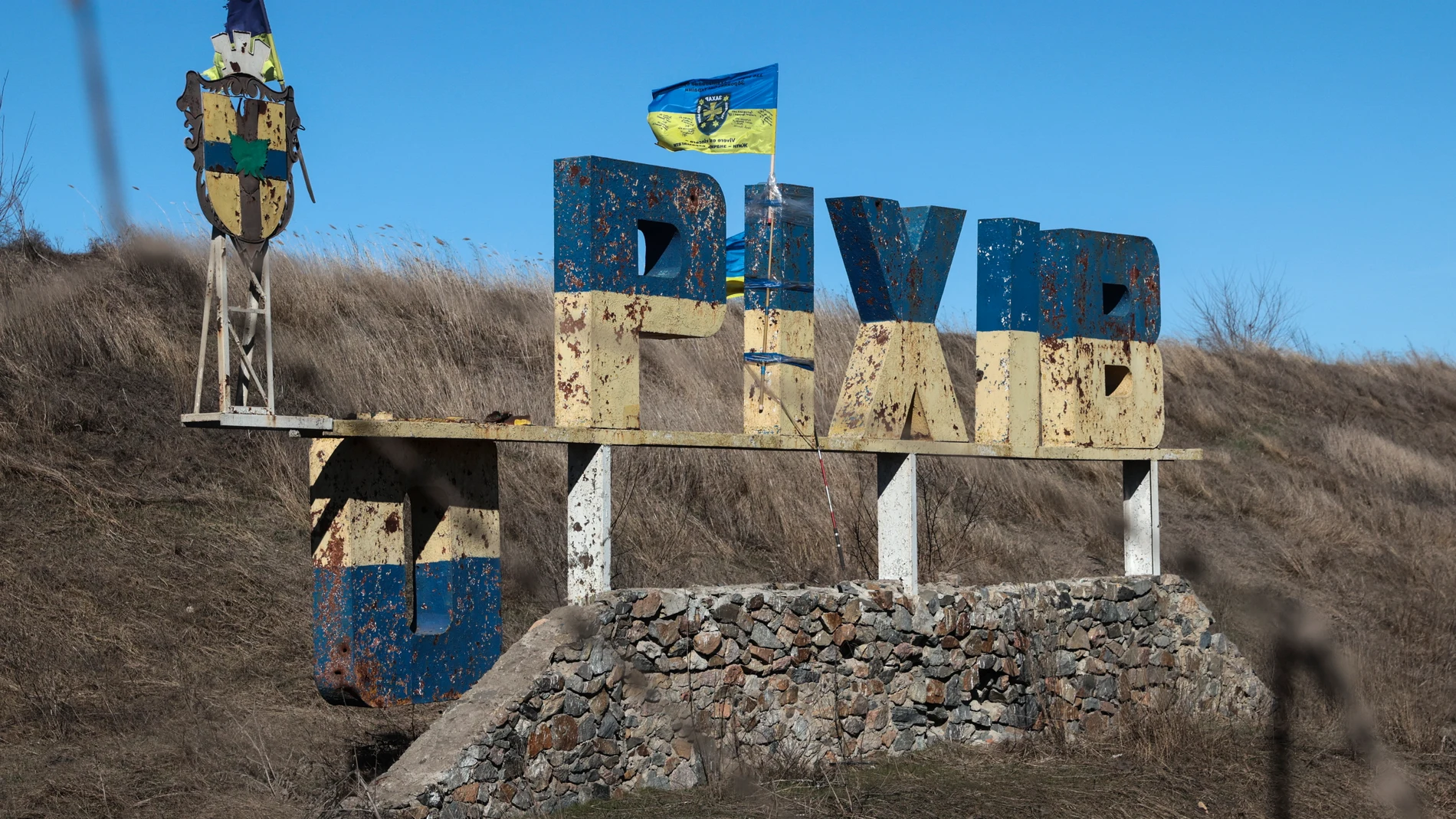 Orikhiv (Ukraine), 20/02/2025.- (FILE) - A damaged town sign with a flying national flag in Orikhiv, near the frontline in the Zaporizhzhia region, southeastern Ukraine, 28 February 2024 (reissued 20 February 2025). The war in Ukraine, which began with Russia's full-scale invasion in 2022, reaches its third anniversary on 24 February 2025. The conflict has caused widespread destruction and a humanitarian crisis. (Rusia, Ucrania) EFE/EPA/KATERYNA KLOCHKO