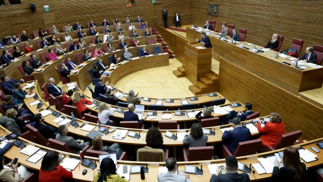 La mayoría de Les Corts apoya la gestión de Mazón y rechaza su dimisión
