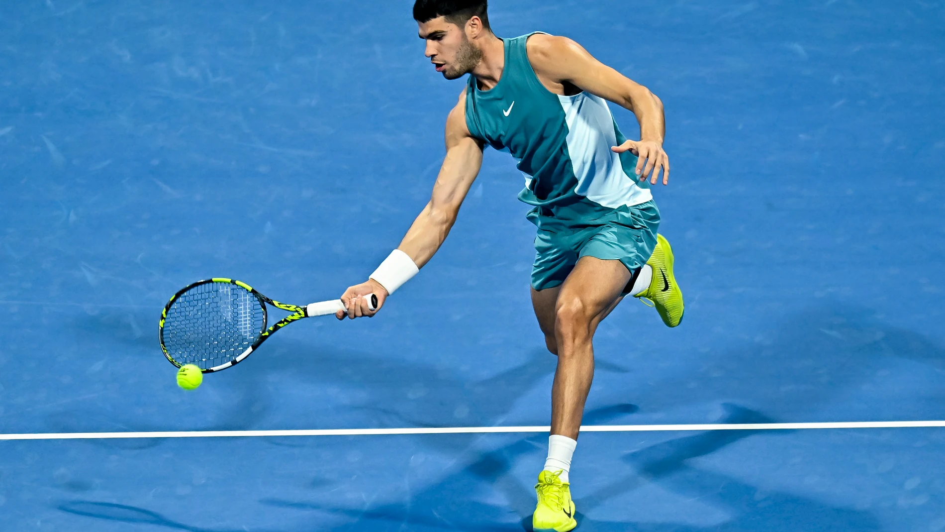 Doha (Qatar), 20/02/2025.- Carlos Alcaraz of Spain in action against Jiri Lehecka of Czech Republic during their quarterfinal match at the ATP Qatar Open tennis tournament in Doha, Qatar, 20 February 2025. (Tenis, República Checa, España, Catar) EFE/EPA/NOUSHAD THEKKAYIL
