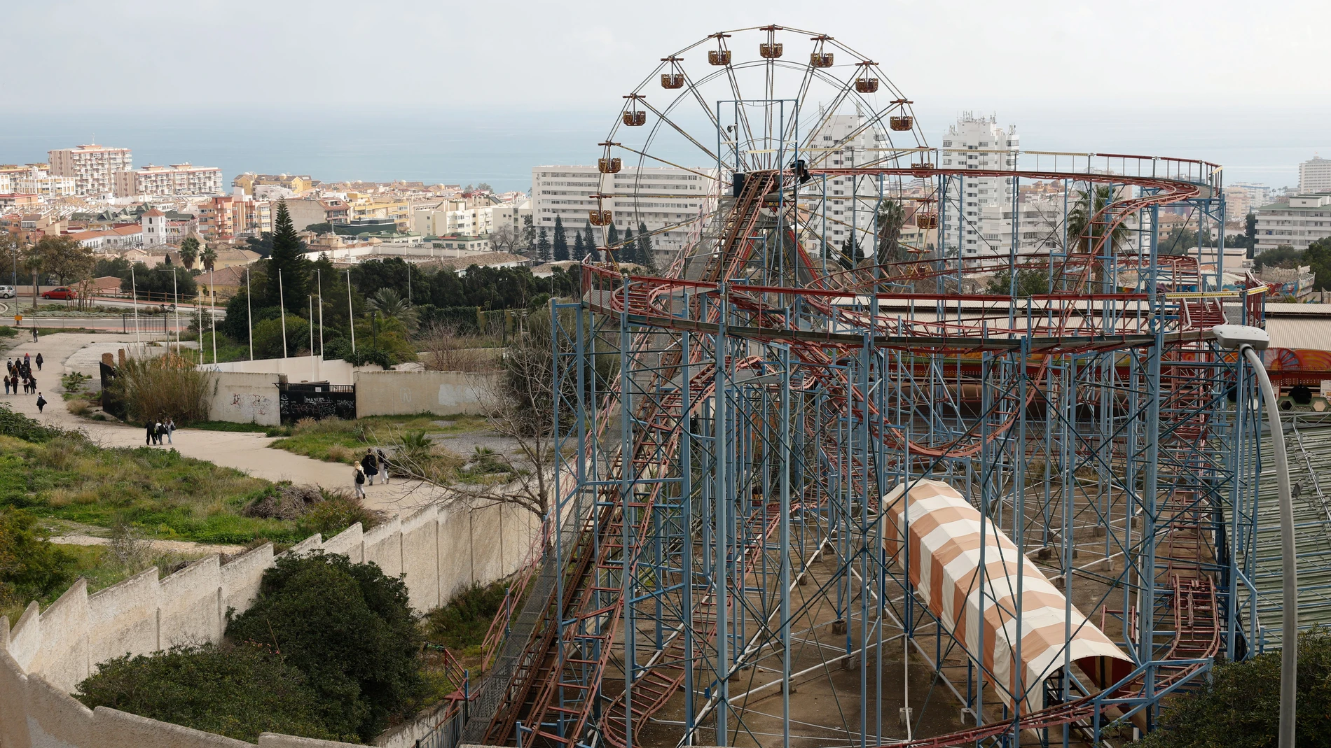 BENALMÁDENA (ANDALUCÍA), 20/02/2025.- Fotografía del interior del parque de atracciones Tívoli este martes, en Benalmádena (Málaga). El parque de atracciones Tívoli de Benalmádena (Málaga), uno de los referentes del ocio en Andalucía, volverá a abrir sus puertas en los próximos años gracias al acuerdo entre el Ayuntamiento de la localidad y la inmobiliaria Tremón, para desarrollar un nuevo proyecto en el que se invertirán 200 millones de euros. El alcalde de Benalmádena, Juan Antonio Lara (PP...