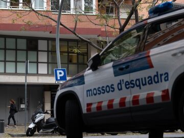 Sucesos.- Mueren dos personas al caer a un barranco tras huir de los Mossos en un coche robado en Barcelona