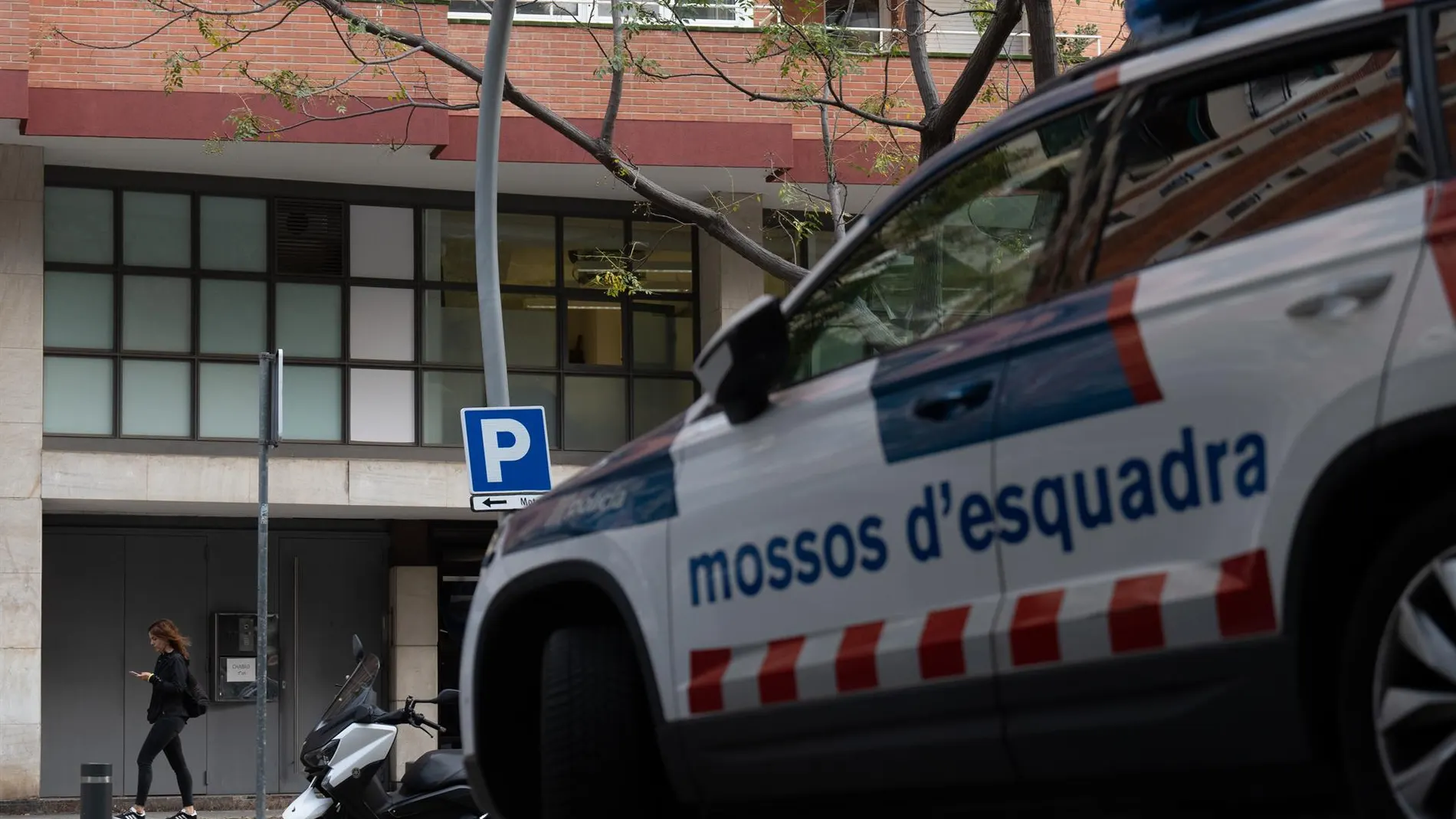 Sucesos.- Mueren dos personas al caer a un barranco tras huir de los Mossos en un coche robado en Barcelona