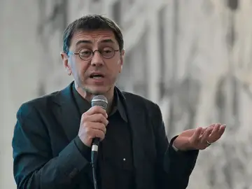 La Complutense investiga a Monedero tras un expediente abierto por la Unidad de Igualdad BUENOS AIRES (ARGENTINA), 21/03/2023.- Fotografía de archivo del 21/03/2023 del politólogo español Juan Carlos Monedero durante el III Foro Mundial de Derechos Humanos 2023, en Buenos Aires (Argentina). La Universidad Complutense de Madrid investiga a Juan Carlos Monedero, uno de los fundadores de Podemos y docente en este centro universitario, tras un expediente de información reservada abierto por la Unidad de Igualdad. EFE/ Matías Martín Campaya