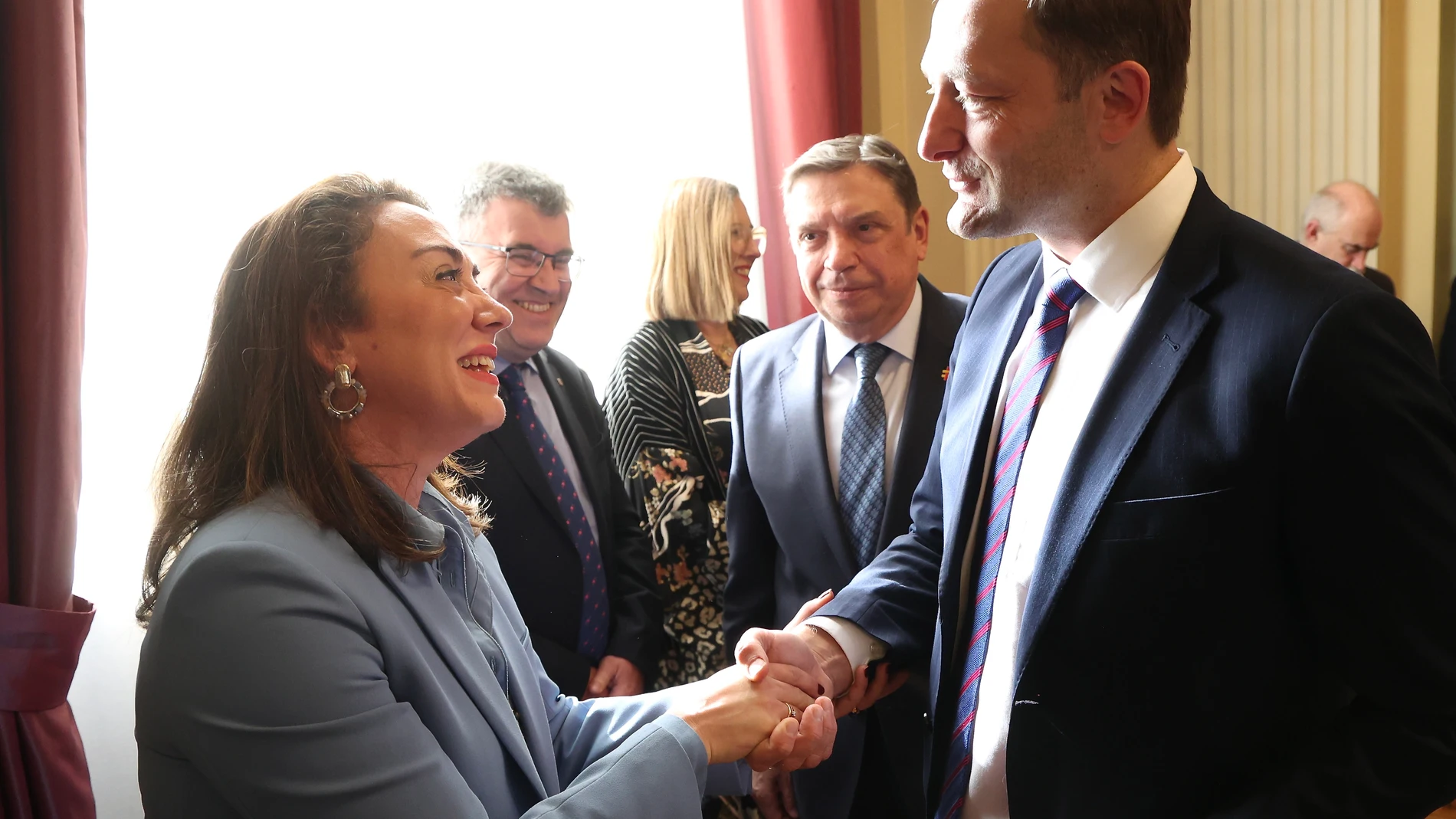 González Corral saluda al comisario europeo Christophe Hansen