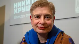 Nina Jruschova: EE.UU. dejará tirada a Ucrania, ya lo hizo en Afganistán MOSCÚ, 20/02/2025.- La profesora de Relaciones Internacionales Nina Jruschova (c), nieta del exlíder soviético Nikita Jruschov, aseguró en entrevista con EFE que EEUU acabará dejando en la estacada a Ucrania, como ya hizo en Afganistán. "Al fin y al cabo, EEUU, cuando le venga bien y por diferentes motivos, siempre te deja tirado", comentó en conversación telefónica desde Nueva York. Jruschova cree que un acuerdo sobre Ucrania entre Trump y Putin es posible, en gran medida, porque el presiden...