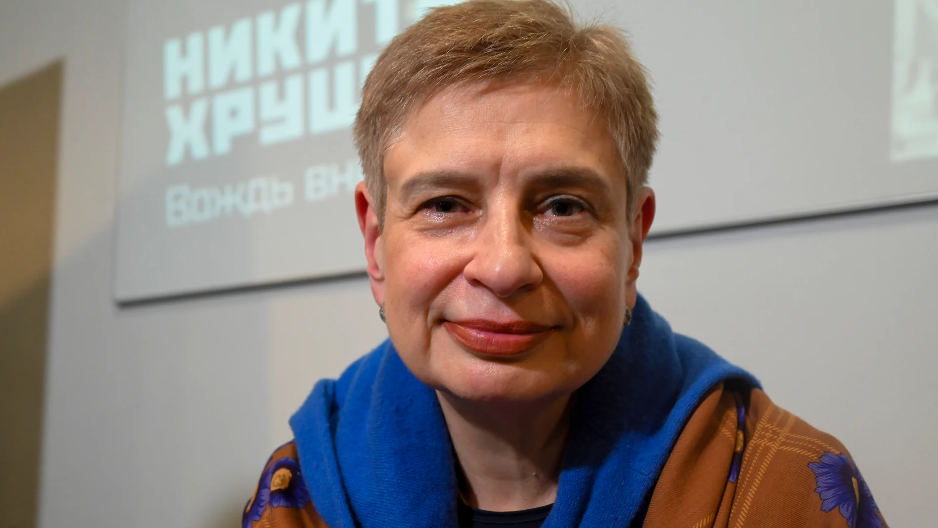 MOSCÚ, 20/02/2025.- La profesora de Relaciones Internacionales Nina Jruschova (c), nieta del exlíder soviético Nikita Jruschov, aseguró en entrevista con EFE que EEUU acabará dejando en la estacada a Ucrania, como ya hizo en Afganistán. "Al fin y al cabo, EEUU, cuando le venga bien y por diferentes motivos, siempre te deja tirado", comentó en conversación telefónica desde Nueva York. Jruschova cree que un acuerdo sobre Ucrania entre Trump y Putin es posible, en gran medida, porque el presiden...